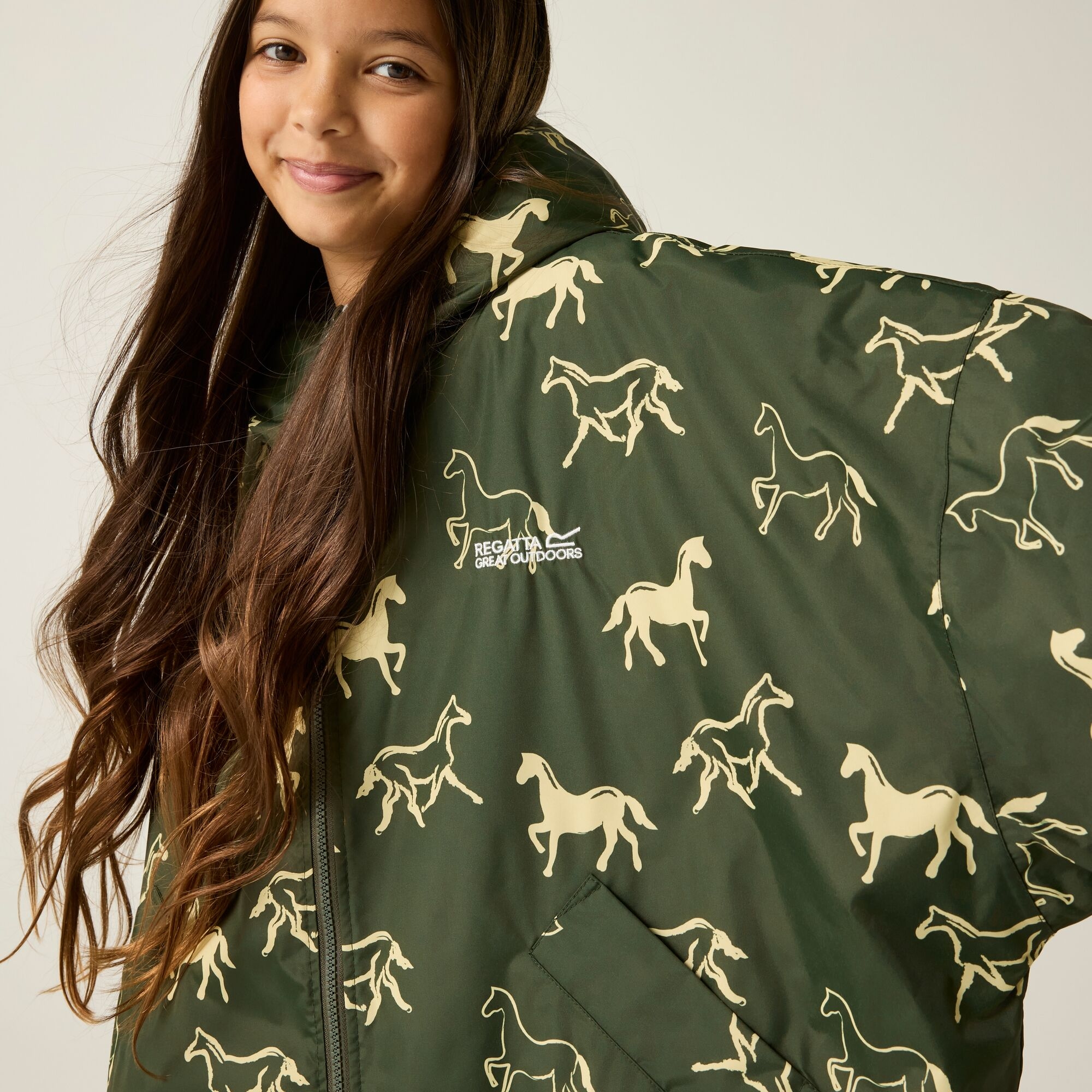Regatta Unisex Dark Olive Junior Waterproof Changing Robe In | : Size 3-5 - Image 3