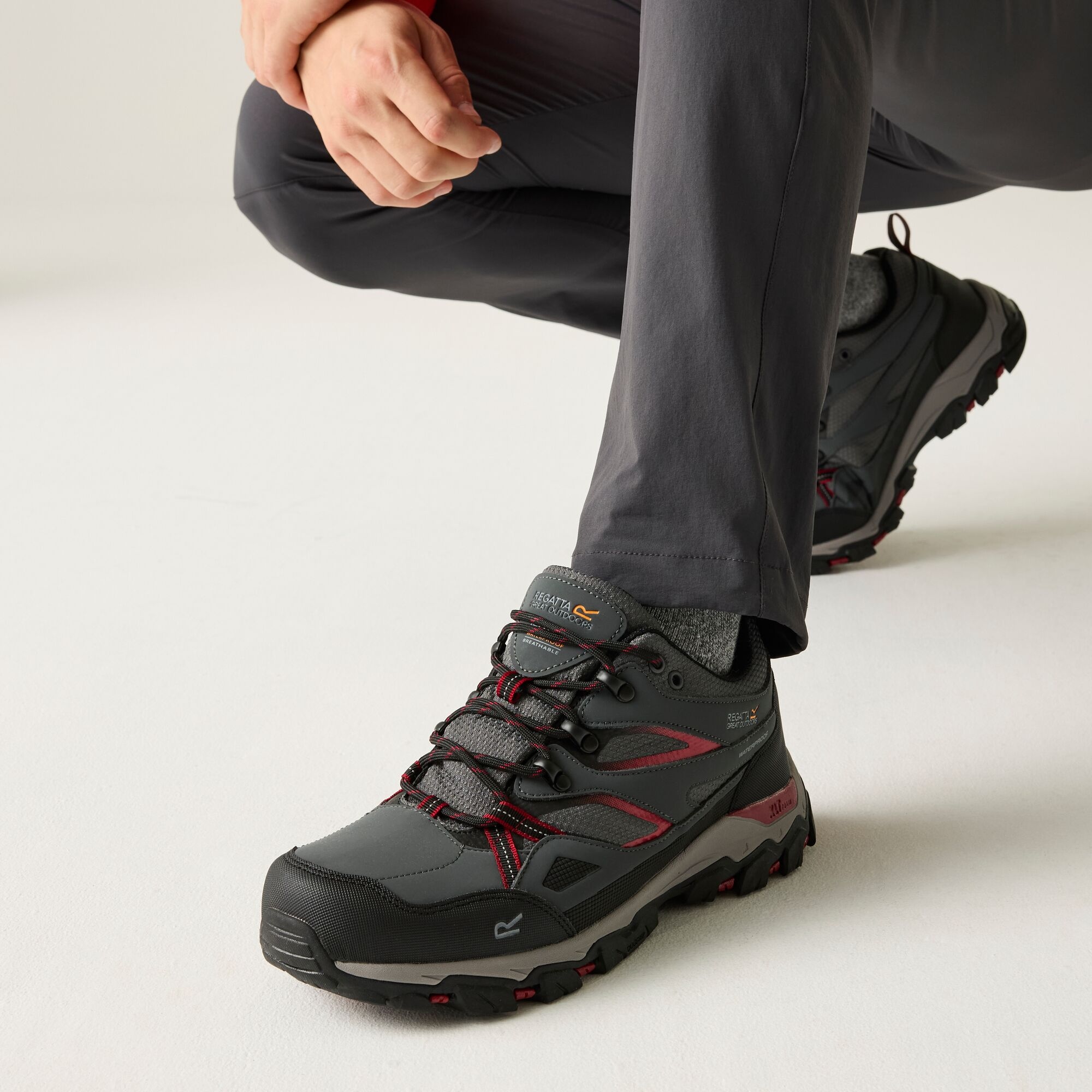 Regatta   Buty męskie trekkingowe niskie z membraną Holcombe Low III Brązowy